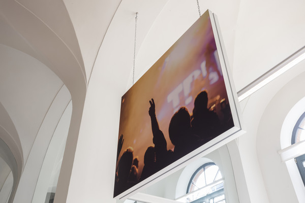 Double-sided sound absorption suspended from the ceiling