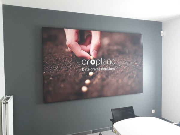 COUSTpanel met print in kantoor van Cropland